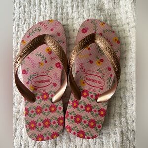 Gold Havaianas w/floral foot bed. Size 2Y. Pink base with floral design. Decent